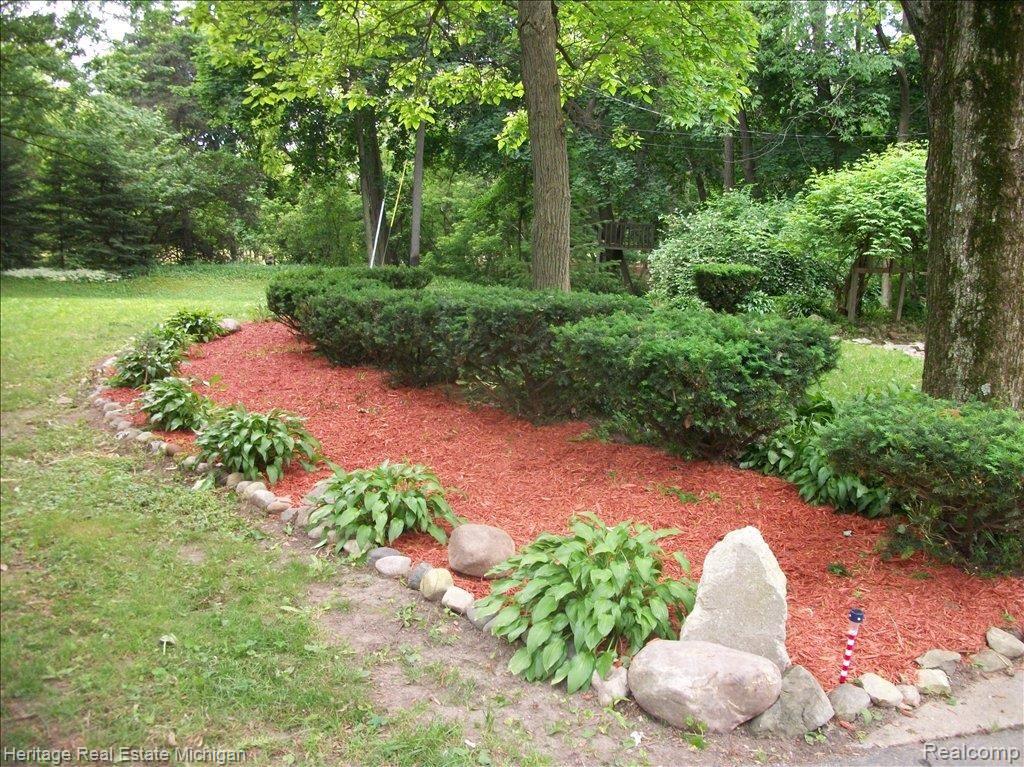 10355 Hartland Road Fenton, MI 48430 - Photo 3 of 11 LANDSCAPING