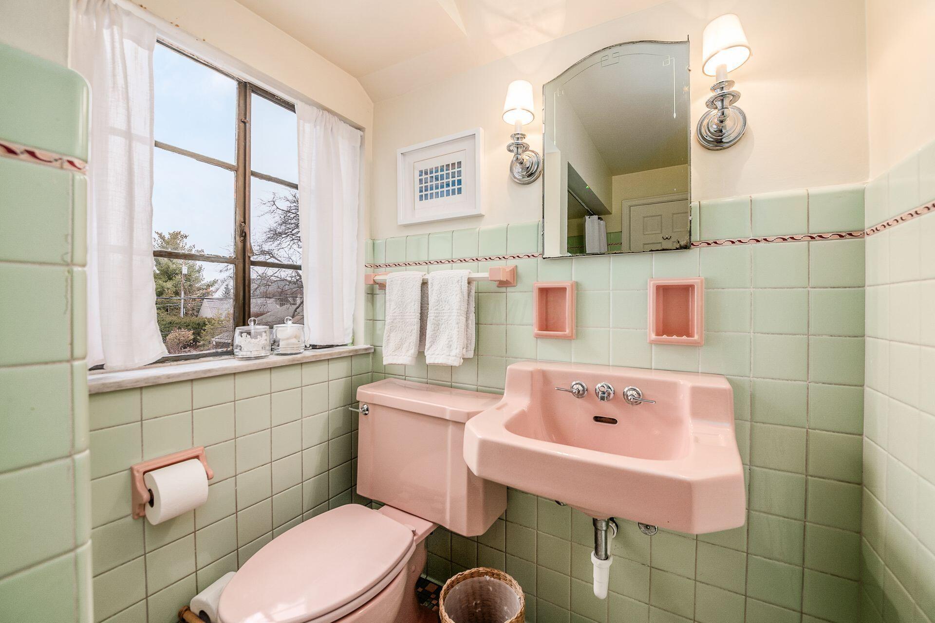 1806 Edgemont Road Columbus, OH 43212 - Photo 40 of 57 Full Hall Bath