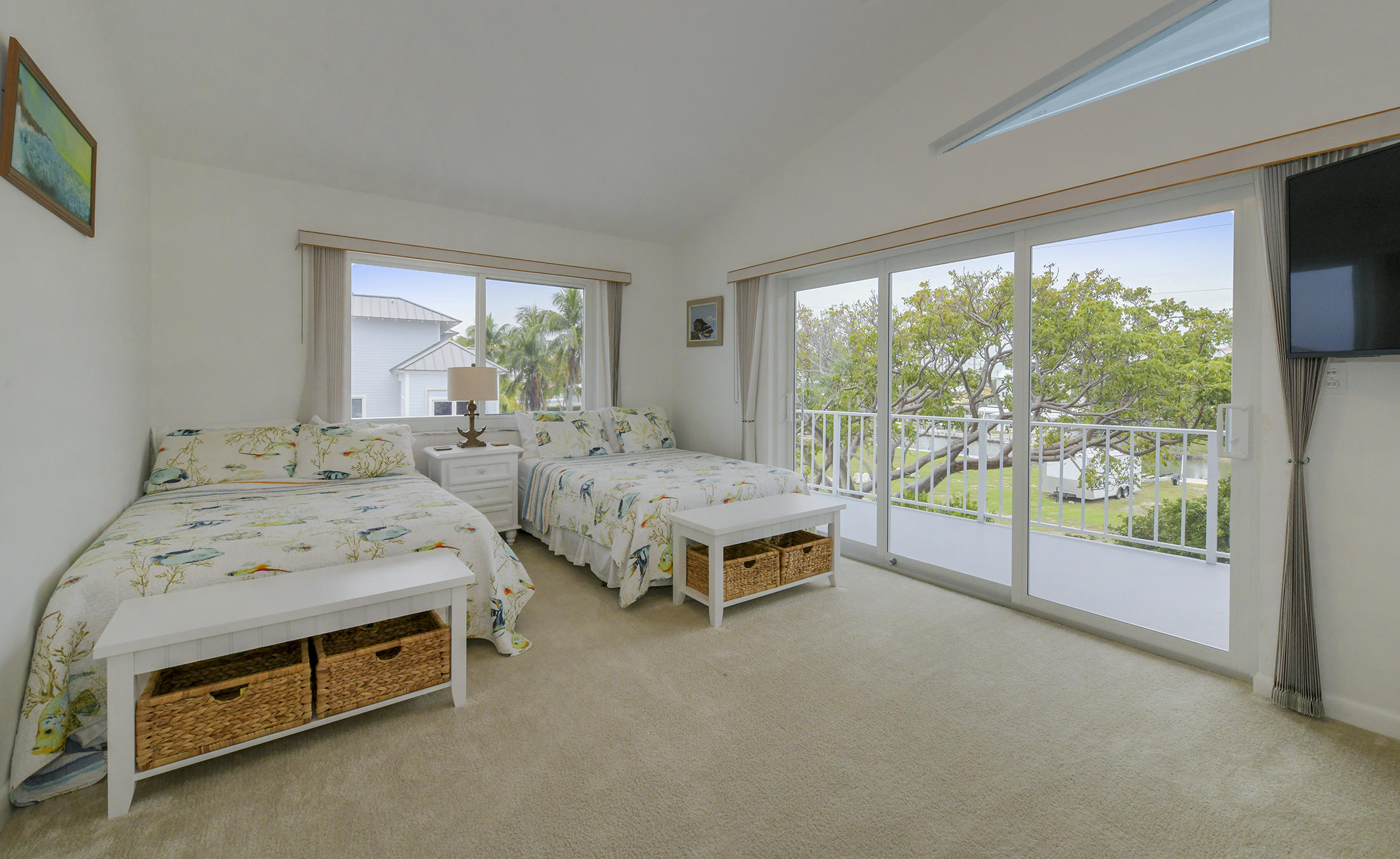 161-154 Sunset Drive Islamorada, FL 33036 - Photo 23 of 38 a spacious bedroom with a bed and large window