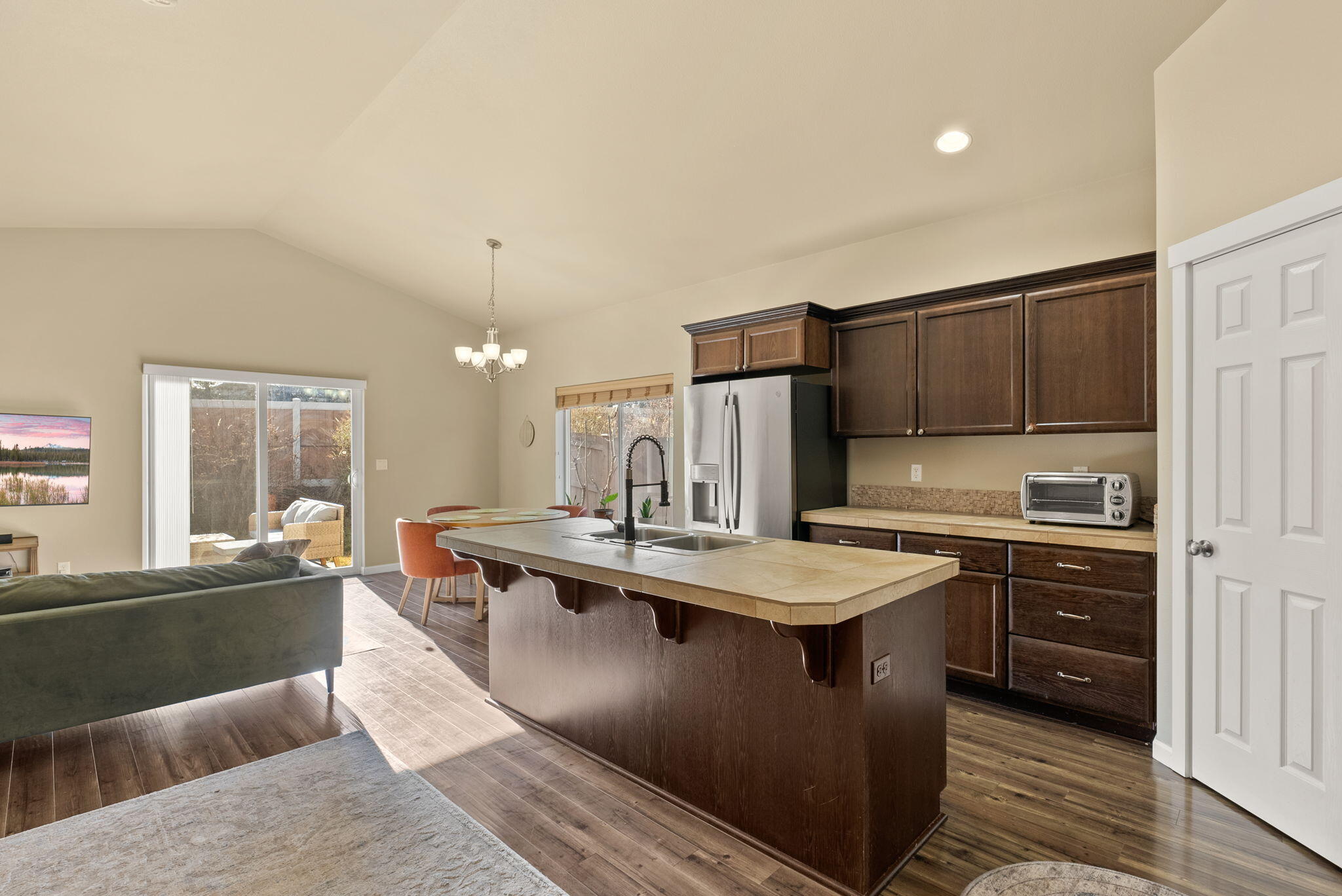 664 Southeast Reed Market Road Bend, OR 97702 - Photo 10 of 35 13-web-or-mls-Riley Visuals -13