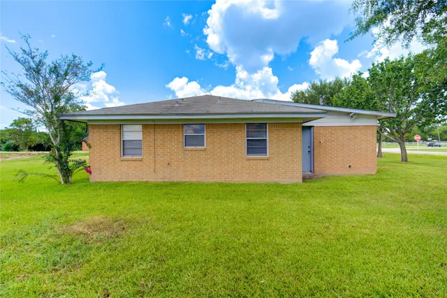 $149,900 | 402 North 1st Street, Beasley, TX 77417