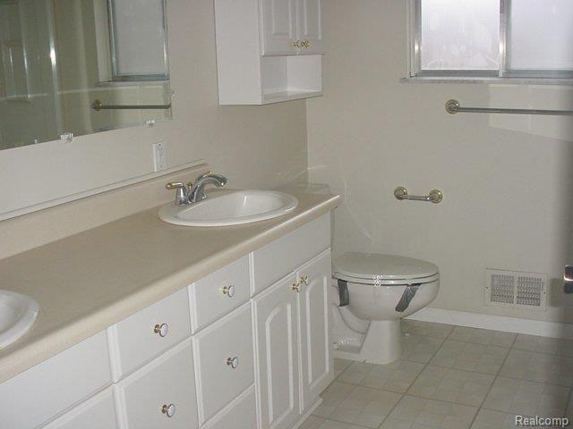 726 Hemingway Road Lake Orion, MI 48362 - Photo 10 of 12 BATH