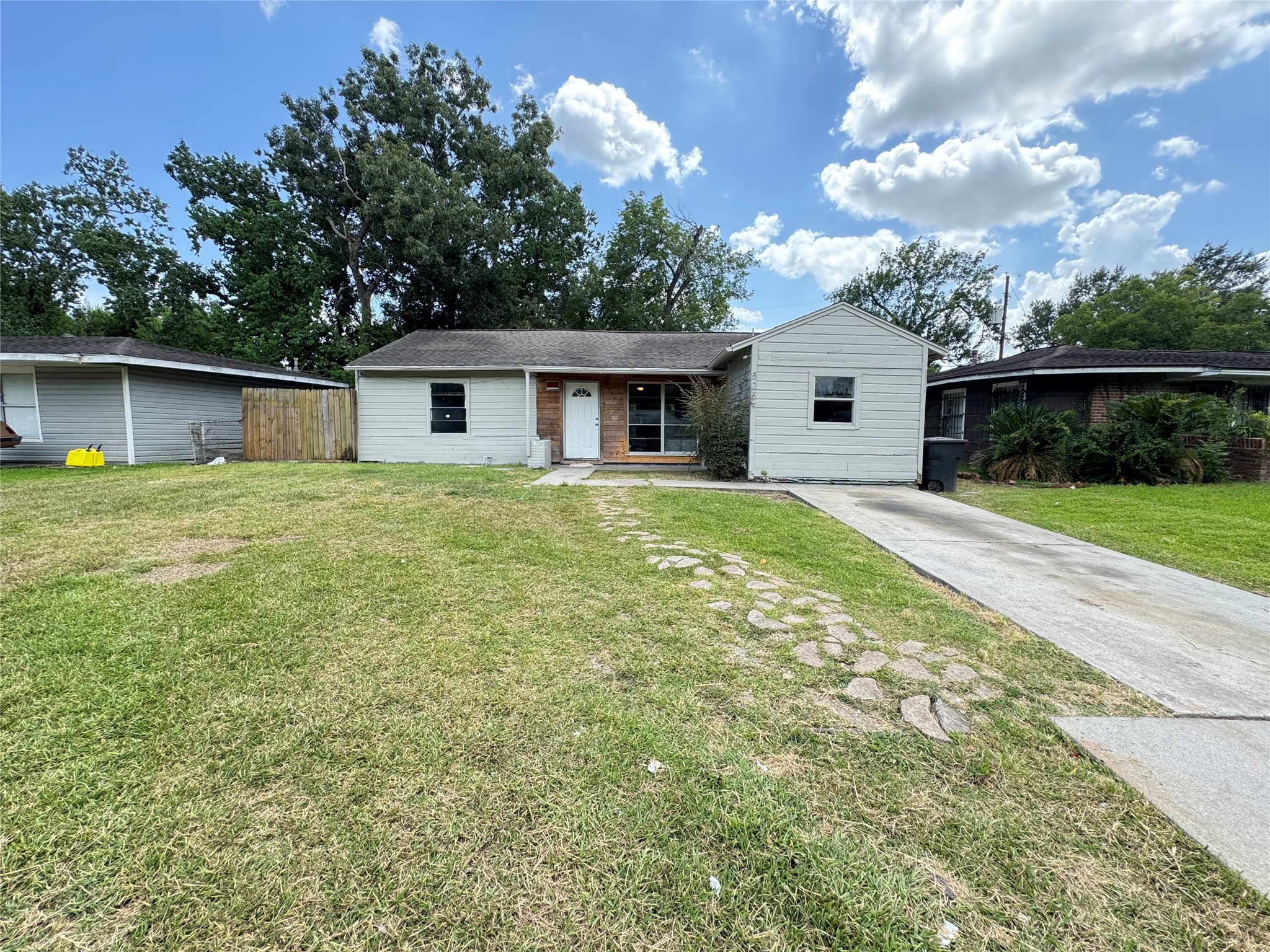 5254 Perry Street Houston, TX 77021 - Photo 14 of 16 front view of a house with a yard