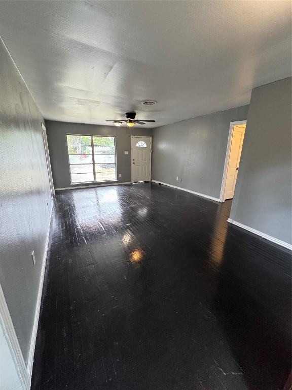 5254 Perry Street Houston, TX 77021 - Photo 3 of 16 Large living room space