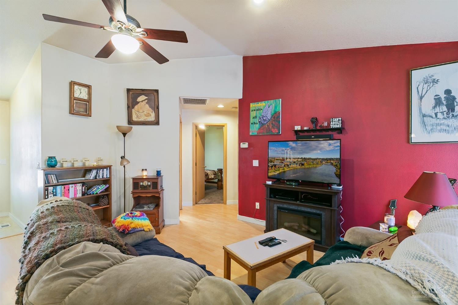 1727 Southwest 27th Street Redmond, OR 97756 - Photo 11 of 25 Gallery Image 11