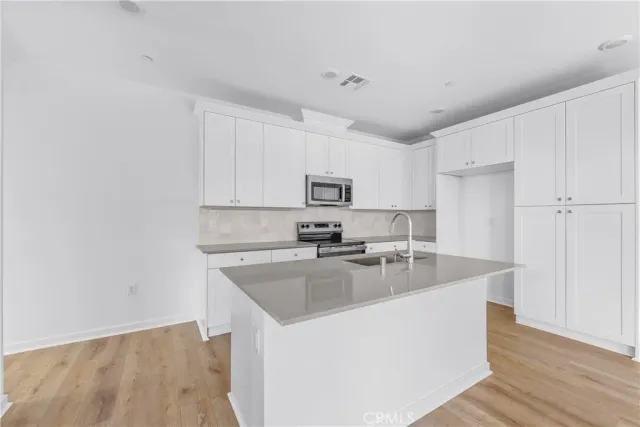 $519,990 | 9423 North Sepulveda Boulevard, Unit 6, North Hills, CA 91343