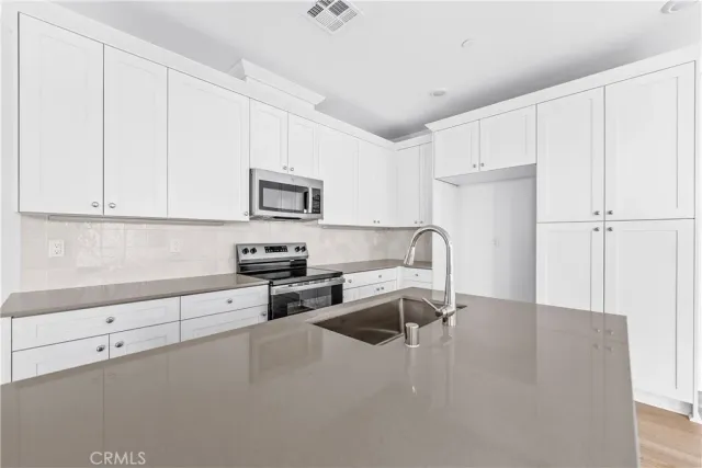 $519,990 | 9423 North Sepulveda Boulevard, Unit 6, North Hills, CA 91343