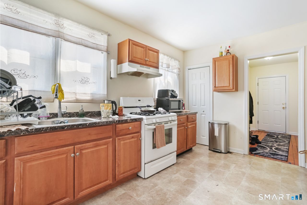 148 Alfred Street Bridgeport, CT 06605 - Photo 18 of 53