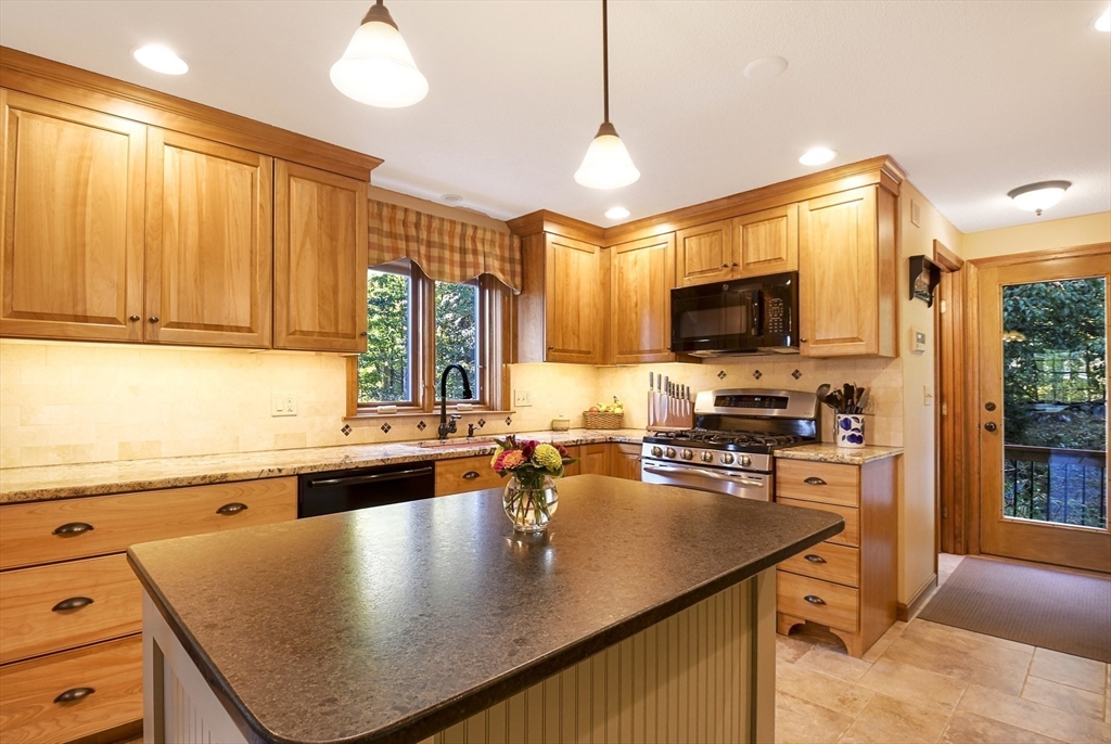 61 Parker Road Shirley, MA 01464 - Photo 10 of 35 Gallery Image 10