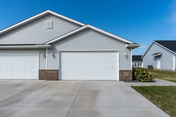 $245,000 | 127 Beacon Harbor Parkway, East Moline, IL 61244