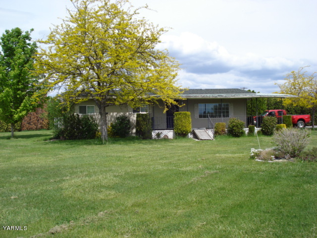 2512 Birchfield Road Yakima, WA 98901 - Photo 13 of 20 a front view of house with a garden