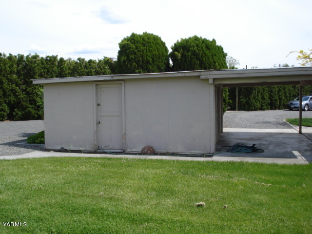 2512 Birchfield Road Yakima, WA 98901 - Photo 15 of 20 a view of a back yard of the house