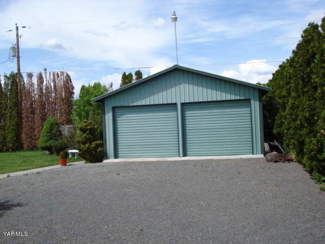 2512 Birchfield Road Yakima, WA 98901 - Photo 18 of 20 a front view of a house with a yard and garage