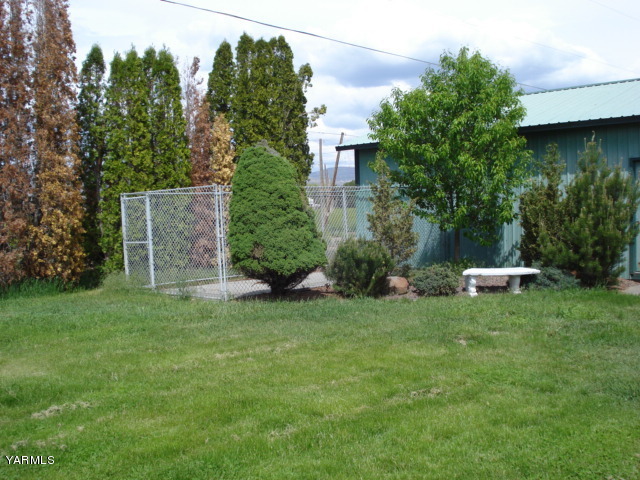 2512 Birchfield Road Yakima, WA 98901 - Photo 20 of 20 a view of a back yard