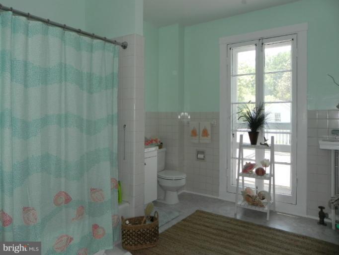 1705 South Road Baltimore, MD 21209 - Photo 19 of 29 a bathroom with a shower