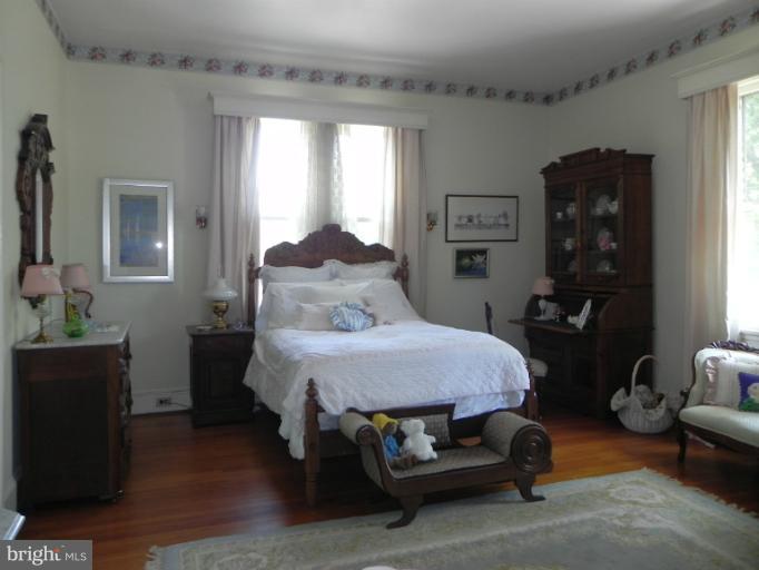 1705 South Road Baltimore, MD 21209 - Photo 21 of 29 a bedroom with a bed and a potted plant