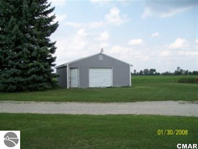 11731 Riverside Drive St. Louis, MI 48880 - Photo 12 of 14 1768152-11.JPG