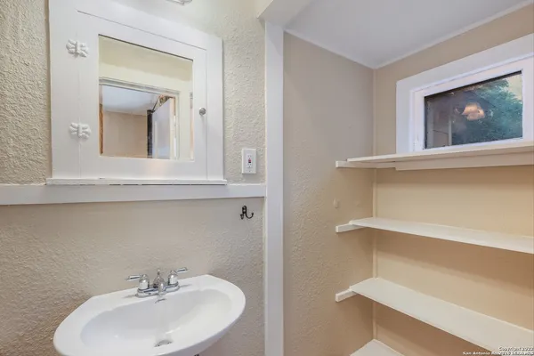 $1,500 | 515 East Courtland Place, San Antonio, TX 78212