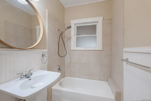 $1,500 | 515 East Courtland Place, San Antonio, TX 78212