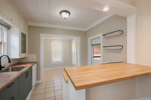 $1,500 | 515 East Courtland Place, San Antonio, TX 78212