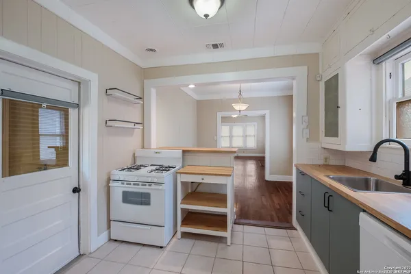 $1,500 | 515 East Courtland Place, San Antonio, TX 78212