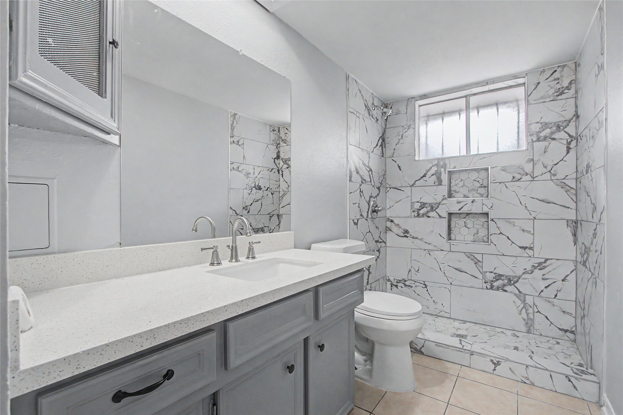 7410 Sawmill Trail Houston, TX 77040 - Photo 9 of 17 Full bathroom
