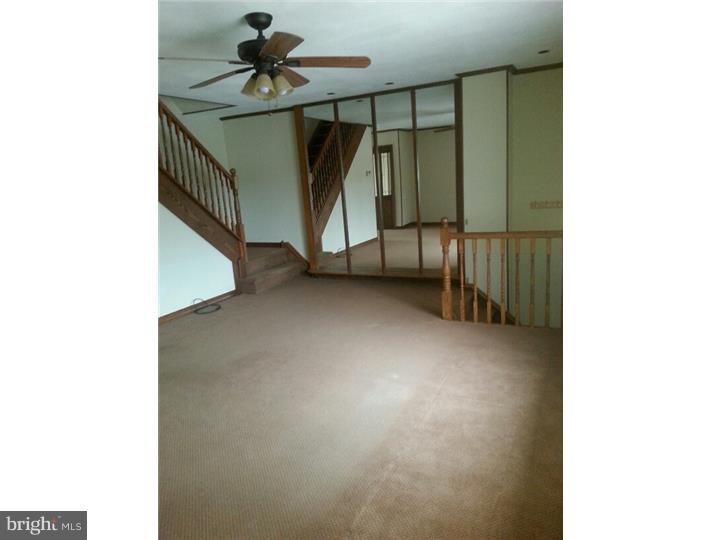 12461 Barbary Road Philadelphia, PA 19154 - Photo 5 of 25 Living Room