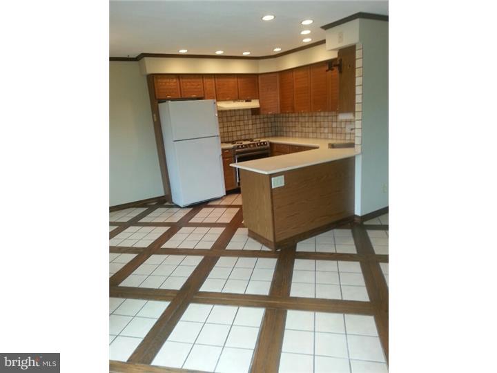 12461 Barbary Road Philadelphia, PA 19154 - Photo 7 of 25 Kitchen