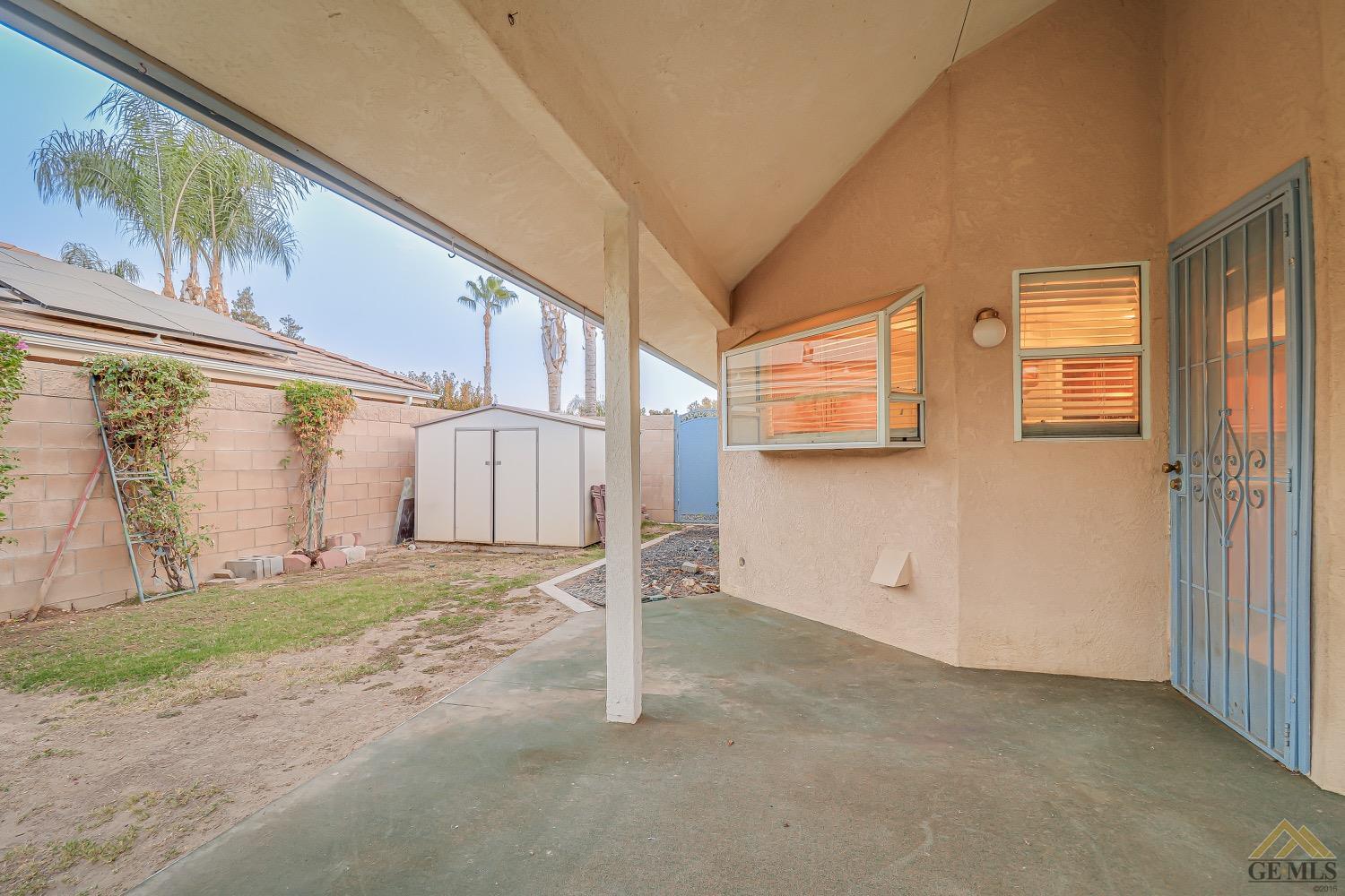 Undisclosed Address Bakersfield, CA 93314 - Photo 33 of 38 an empty room with windows