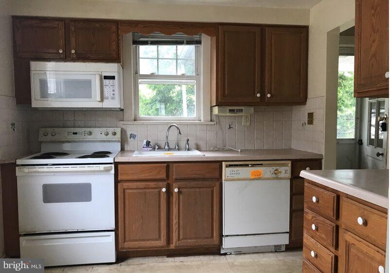 1102 Edgely Road Bristol, PA 19007 - Photo 4 of 10 Gallery Image 4