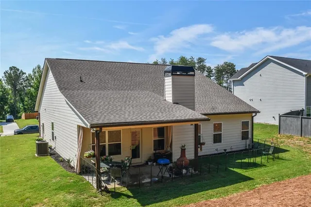 a view of a backyard