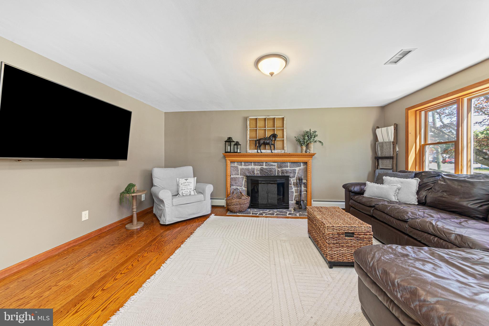1074 North Easton Road Doylestown, PA 18902 - Photo 5 of 36 Living Room