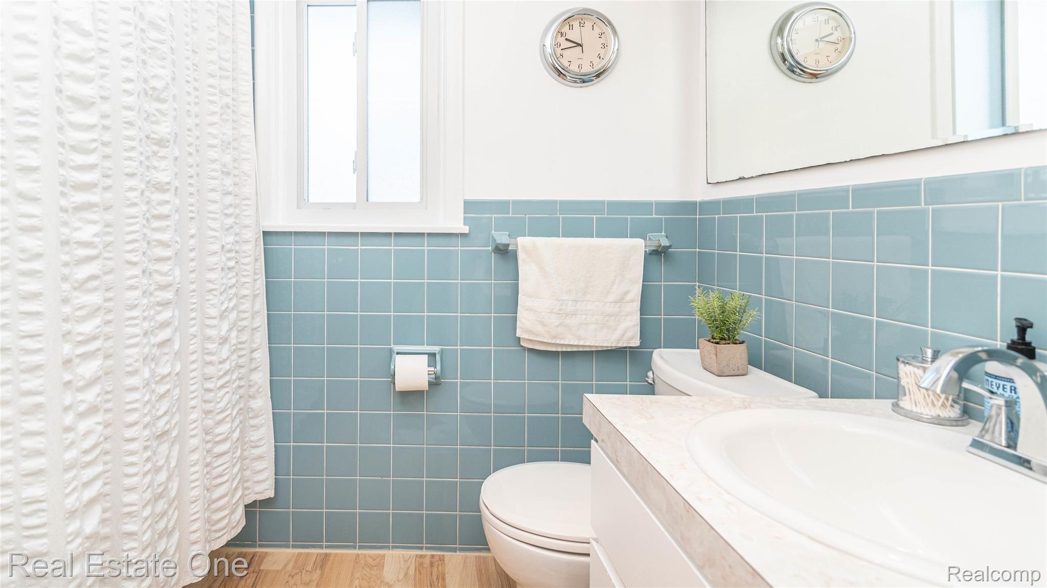174 Henderson Road Howell, MI 48855 - Photo 25 of 30 2ND FLOOR BATHROOM