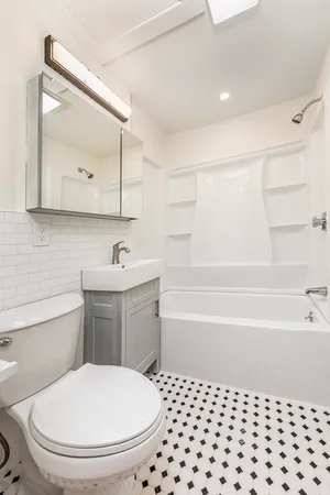 $2,800 | 108 Washington Street, Unit 2, Marblehead, MA 01945