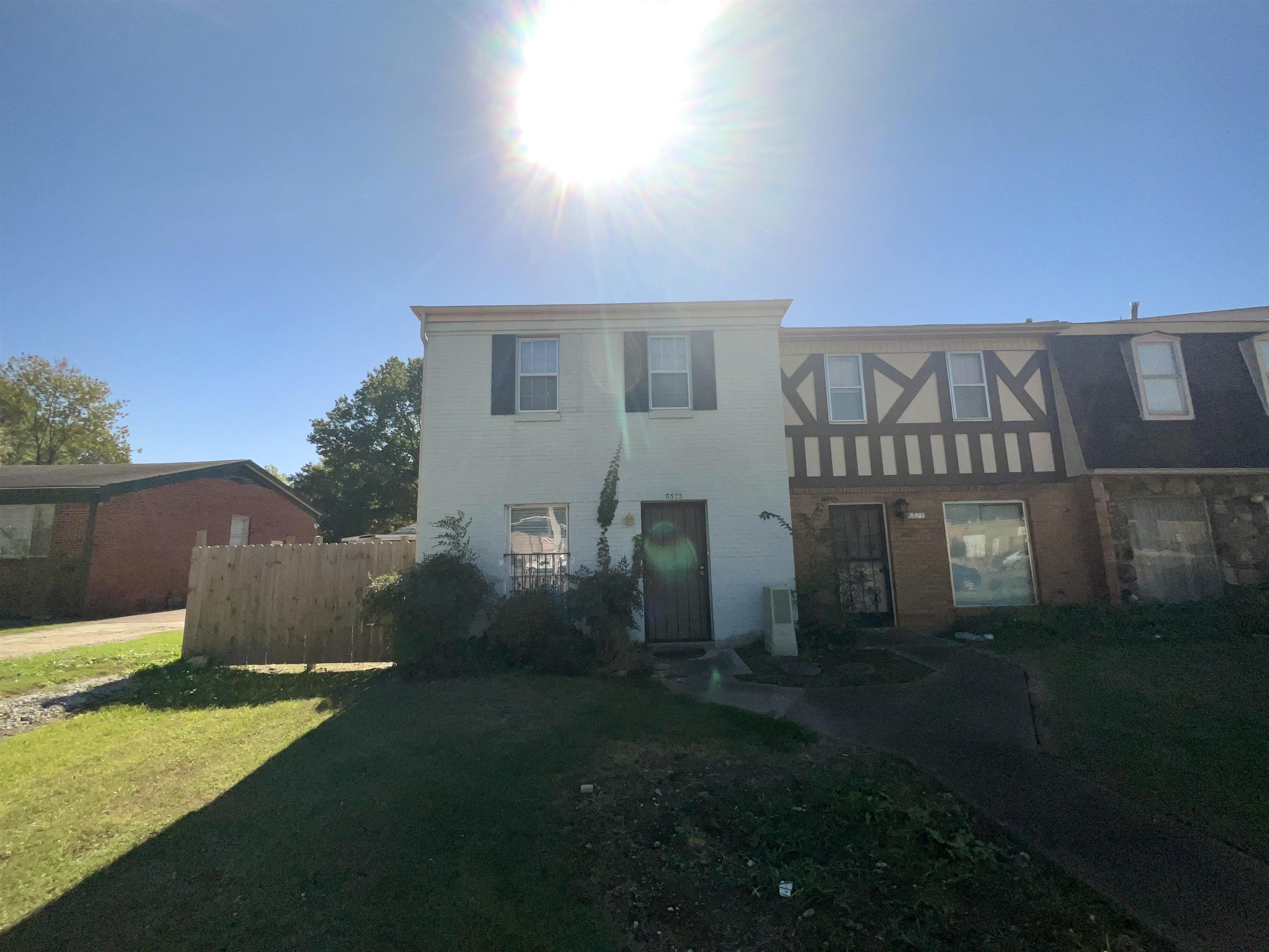 a view of a house with backyard and garden