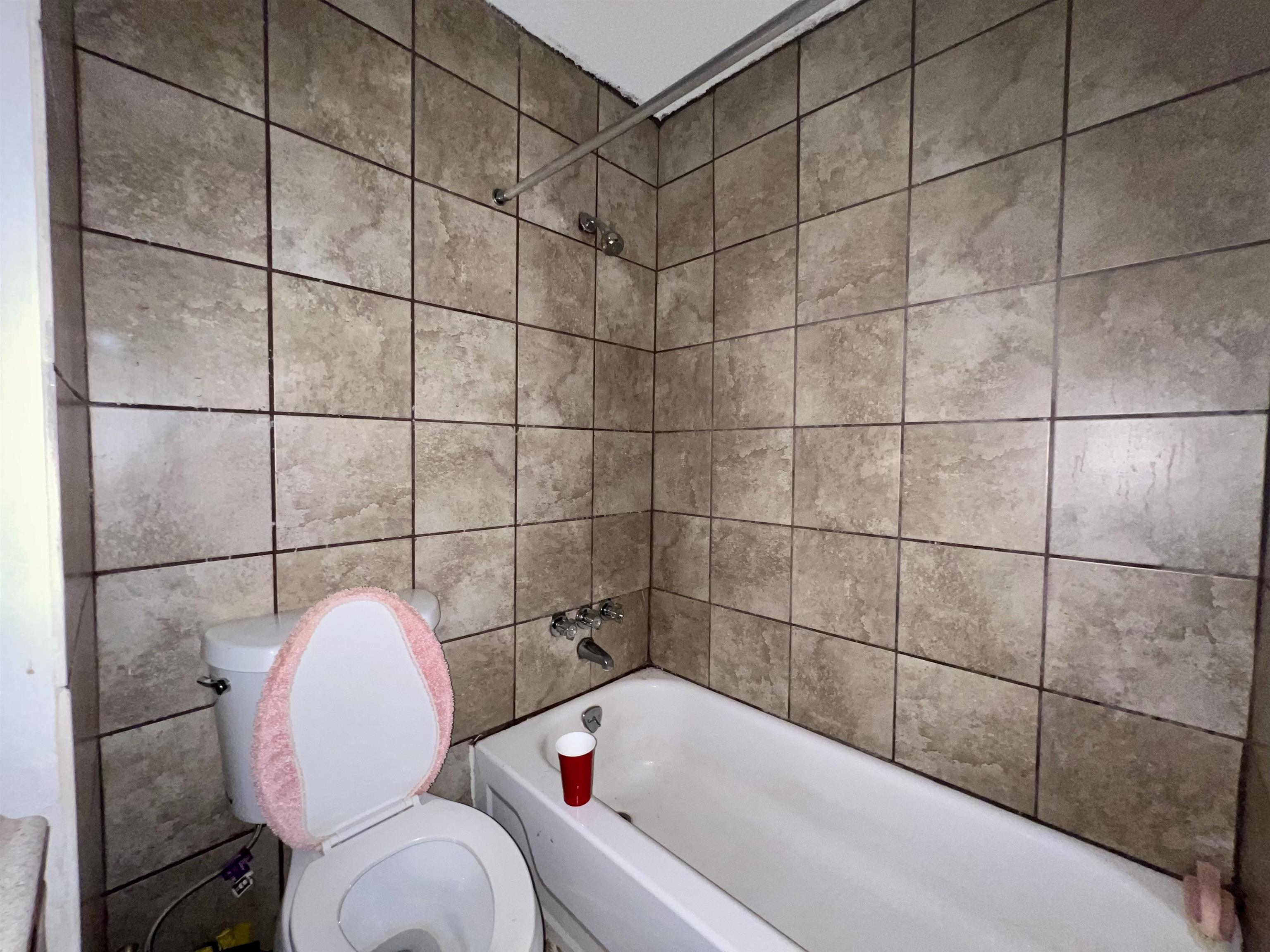 5573 Pleasant View Road, Unit 35 Memphis, TN 38134 - Photo 4 of 18 a bathroom with a sink and bathtub