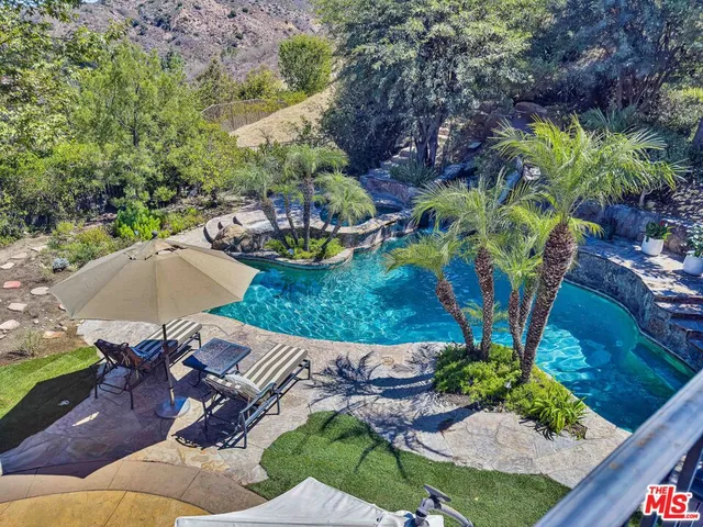 a view of a backyard