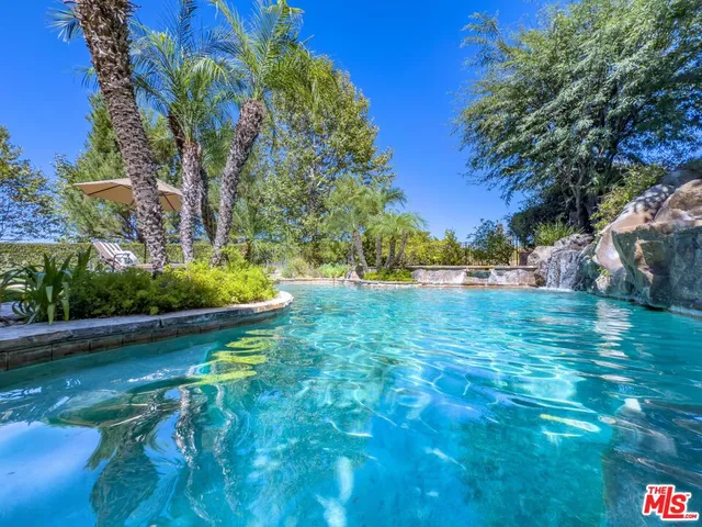 a view of yard with green space