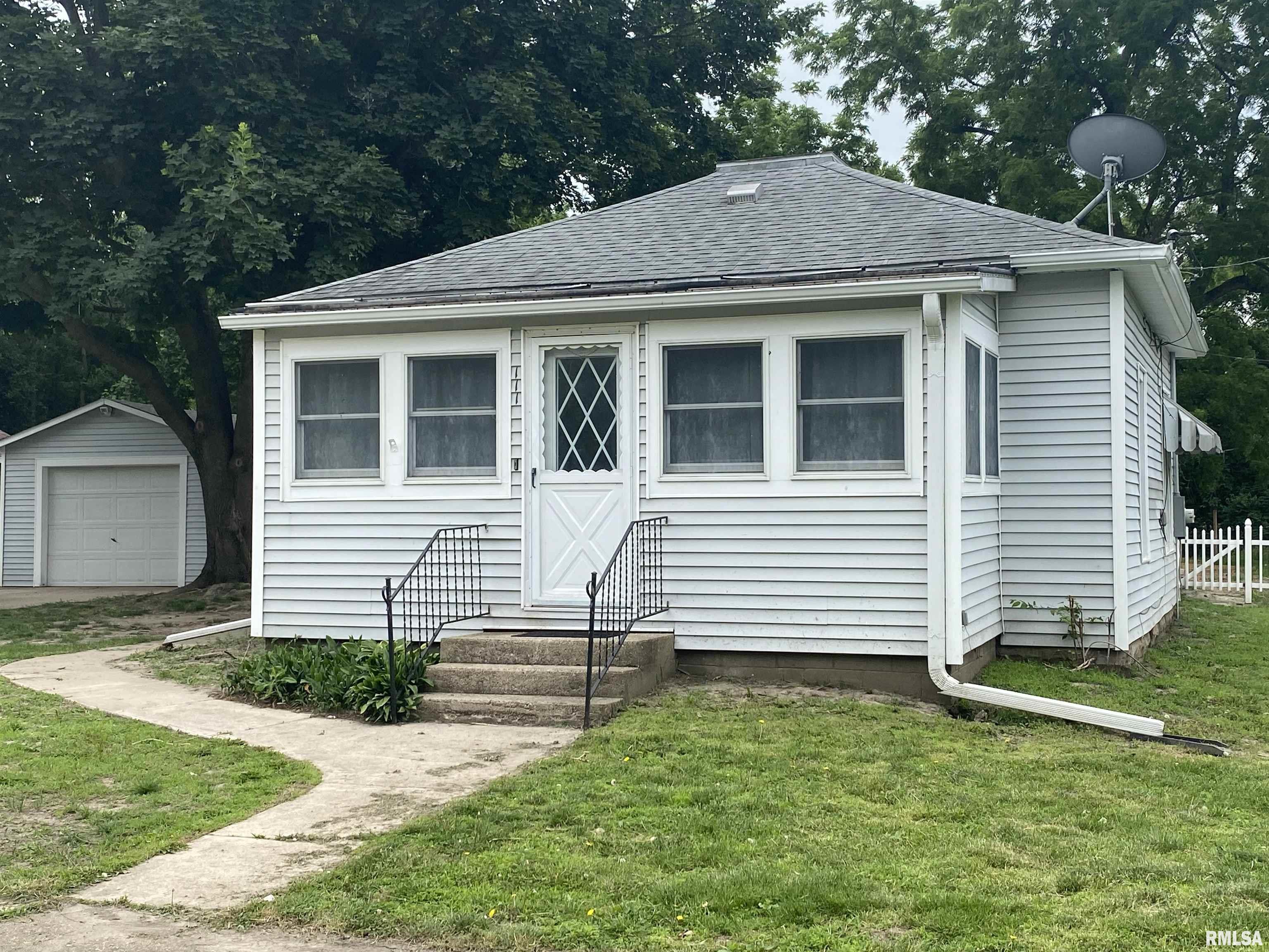 111 East Piper Street Bluffs, IL 62621 - Photo 1 of 12