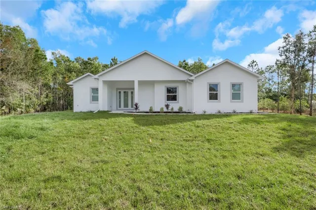 a view of a house with a yard