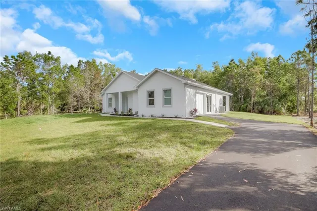 a view of a house with a yard