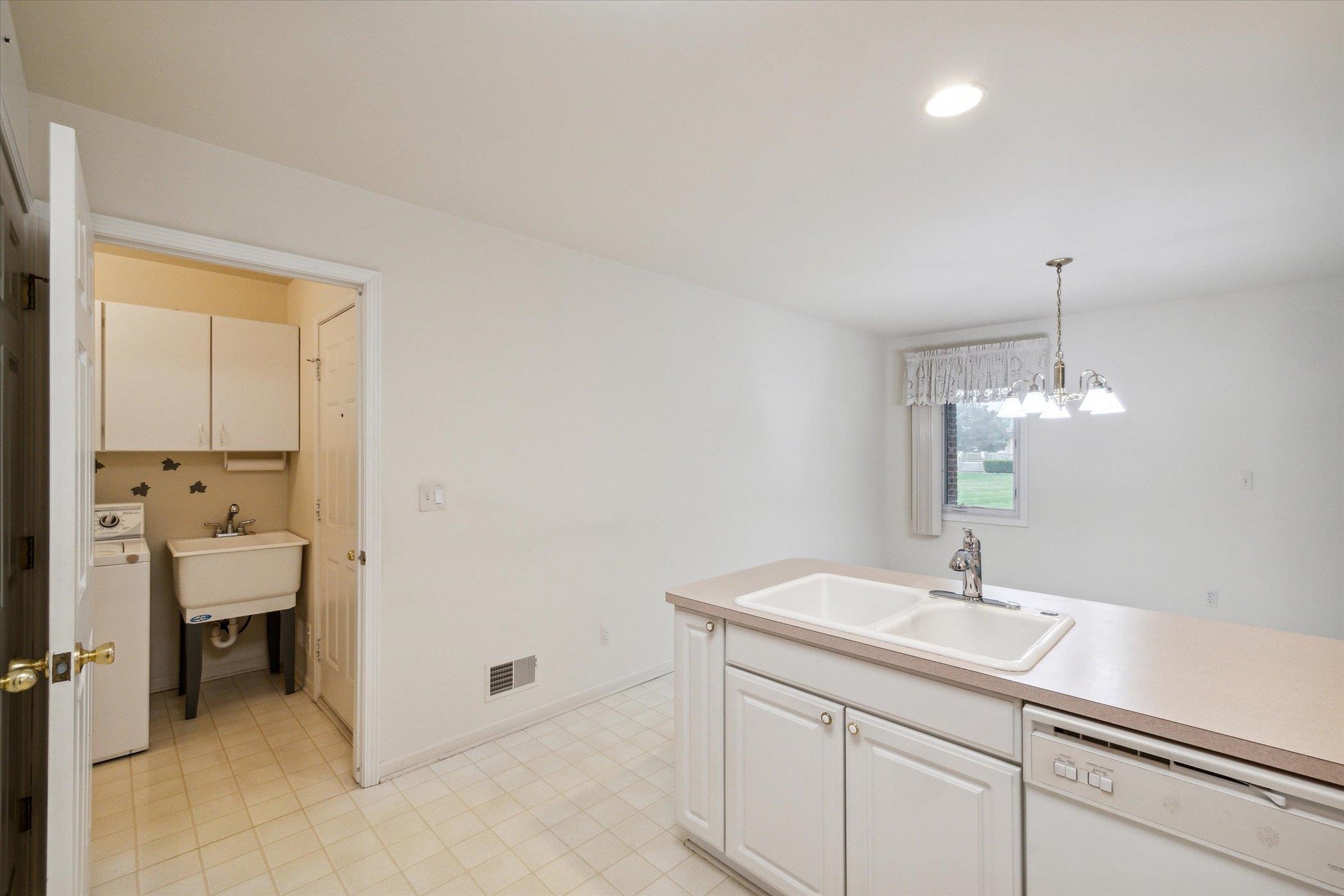16895 Country Ridge Court Macomb, MI 48044 - Photo 17 of 49 50157108-de543221-01de-48ca-a255-3f0bec172c37.JPG