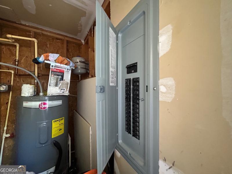5099 Leeshire Trace Tucker, GA 30084 - Photo 22 of 26 a utility room with dryer and washer