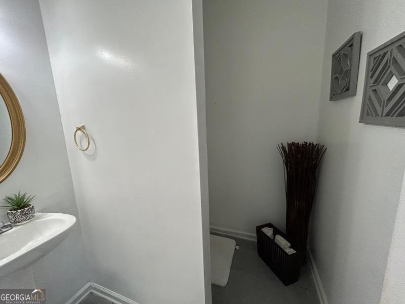 5099 Leeshire Trace Tucker, GA 30084 - Photo 7 of 26 a bathroom with a toilet and a mirror