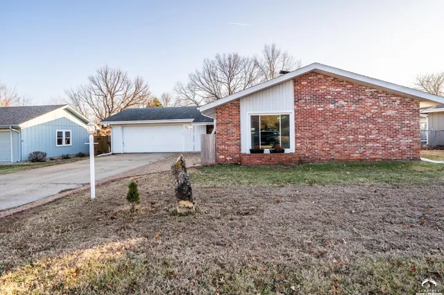 $314,750 | 925 West 27th Terrace, Lawrence, KS 66046