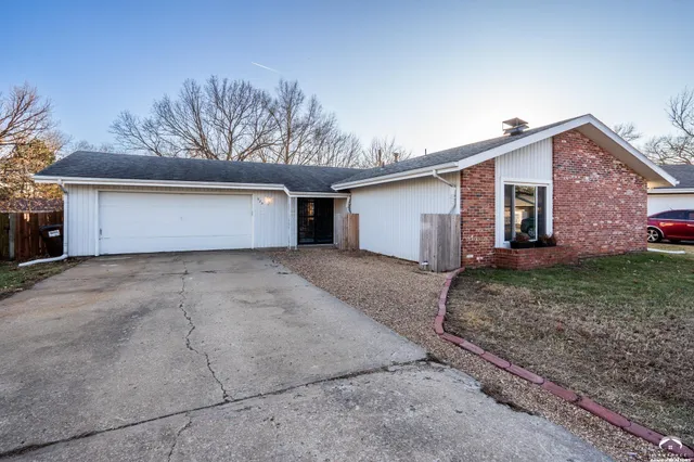 $314,750 | 925 West 27th Terrace, Lawrence, KS 66046