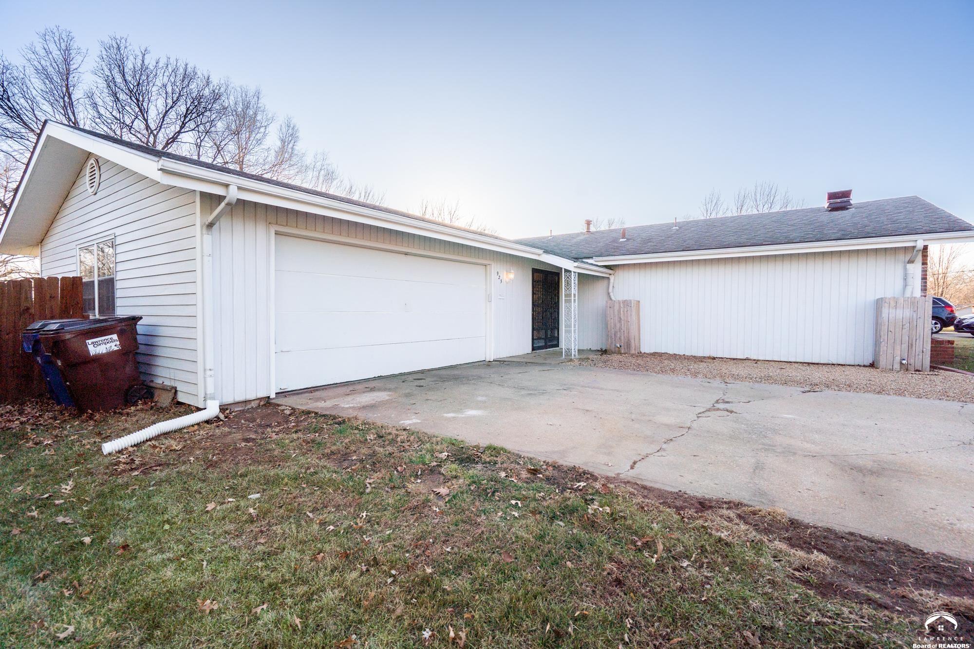 925 West 27th Terrace Lawrence, KS 66046 - Photo 4 of 30