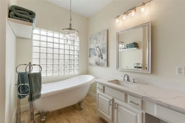 $3,200 | 457 Mariners Drive, Kemah, TX 77565