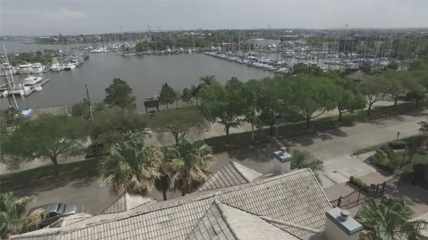 $3,200 | 457 Mariners Drive, Kemah, TX 77565