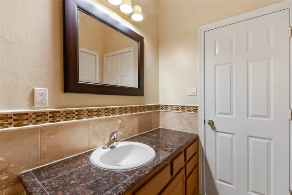 $3,200 | 457 Mariners Drive, Kemah, TX 77565